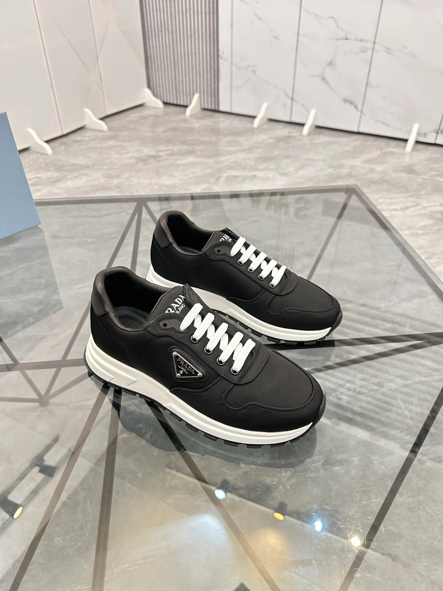 Men's shoes: 💰P440¥ Product trademark: Prada *"Prada*" low-top casual shoes Regular size: 38-44 (can be customized to 45.46) Product materials: Upper imported from the counter original fabric, sheepskin lining, original outsole. Number: 835